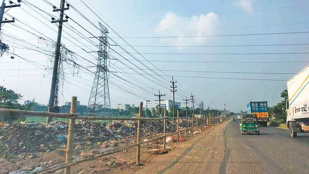 ময়লা ফেলা বন্ধে বাঁশের বেড়া
