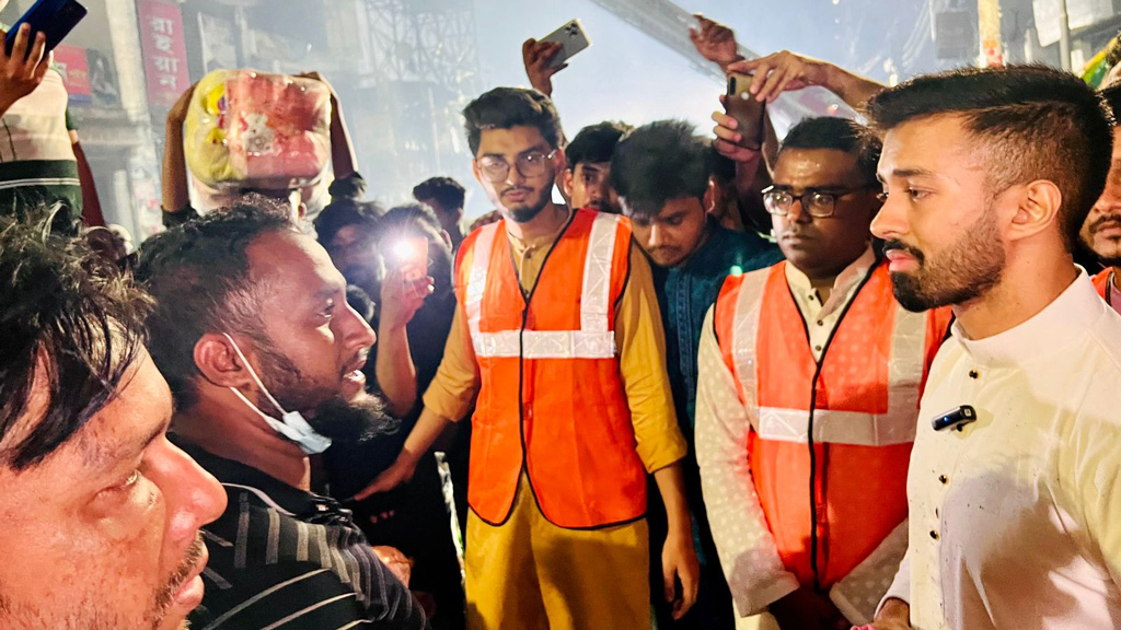 বঙ্গবাজার অগ্নিকাণ্ড: আরও ৫০ লাখ টাকার পরিত্যক্ত কাপড় কিনলেন ফারাজ করিম