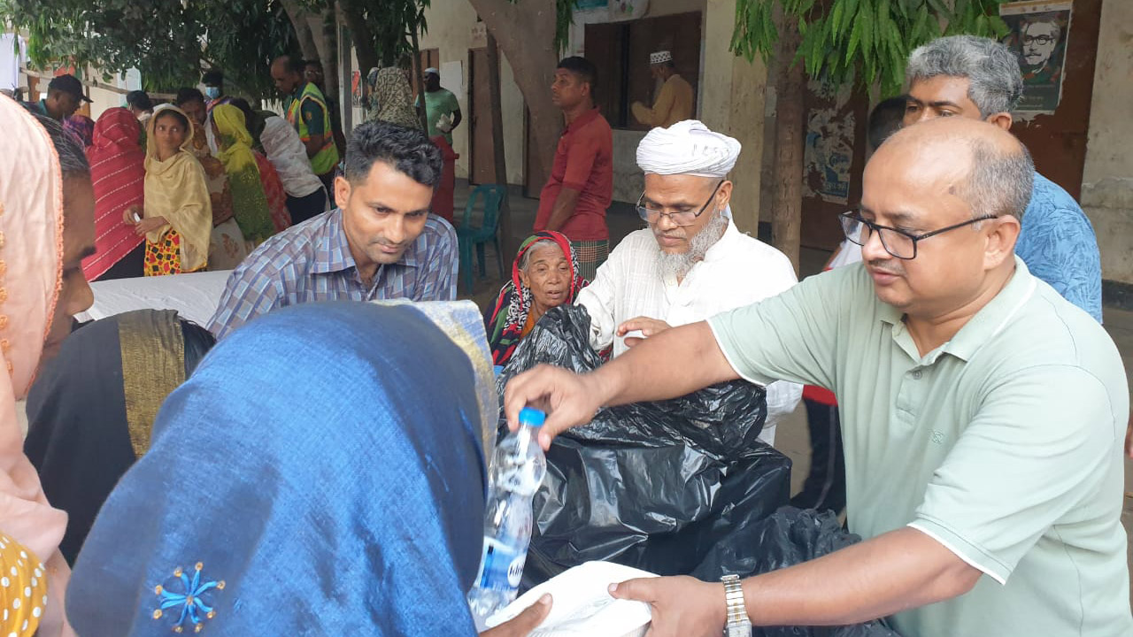রাজধানীতে মাদ্রাসা শিক্ষার্থী ও দুস্থদের মাঝে নটরডেমিয়ানদের ইফতার বিতরণ