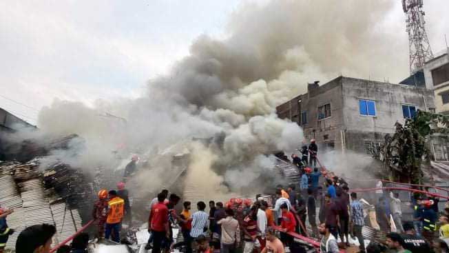 নারায়ণগঞ্জে ফোম কারখানার গোডাউনে আগুন
