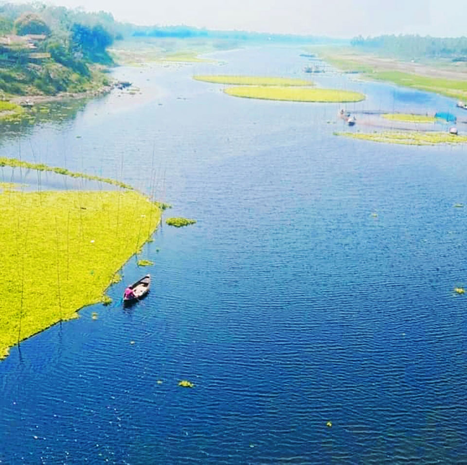 মাছ ধরার জন্য নদীতে বন্ধনী দিয়েছেন জেলেরা। কালীগঙ্গা নদী, ঘিওর, মানিকগঞ্জ, ৯ মার্চ ২০২৩। ছবি: আব্দুর রাজ্জাক