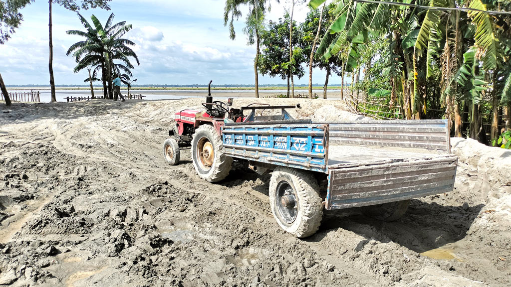 নদী রক্ষা বাঁধ কেটে বালু লুট