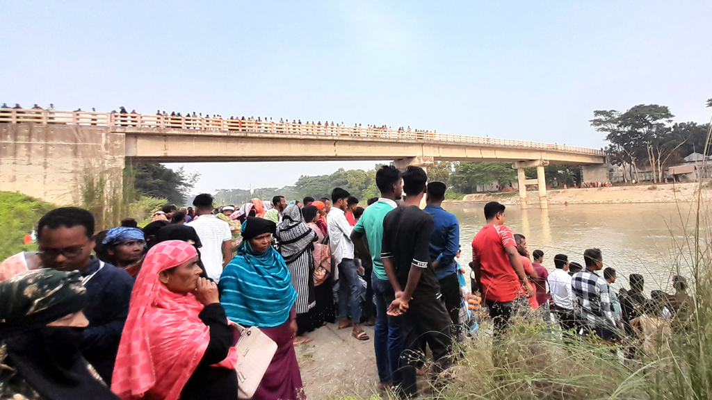 ৩ সন্তানসহ নদীতে মায়ের ঝাঁপ, ডায়াপার পরা ২ শিশু জীবিত উদ্ধার 