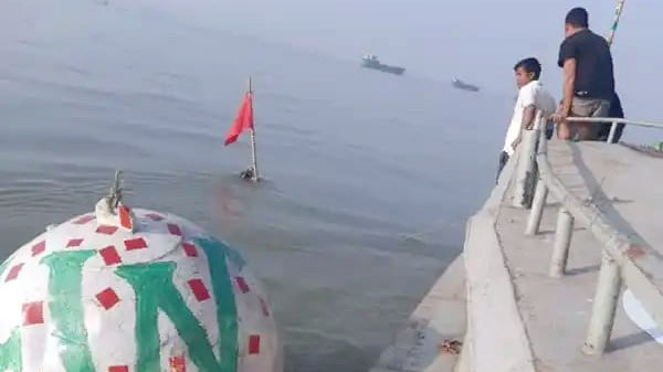 কুয়াশায়ও বেপরোয়া নৌযান