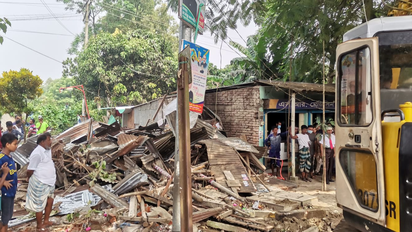 লেভেল ক্রসিংয়ে  অবৈধ স্থাপনা উচ্ছেদ