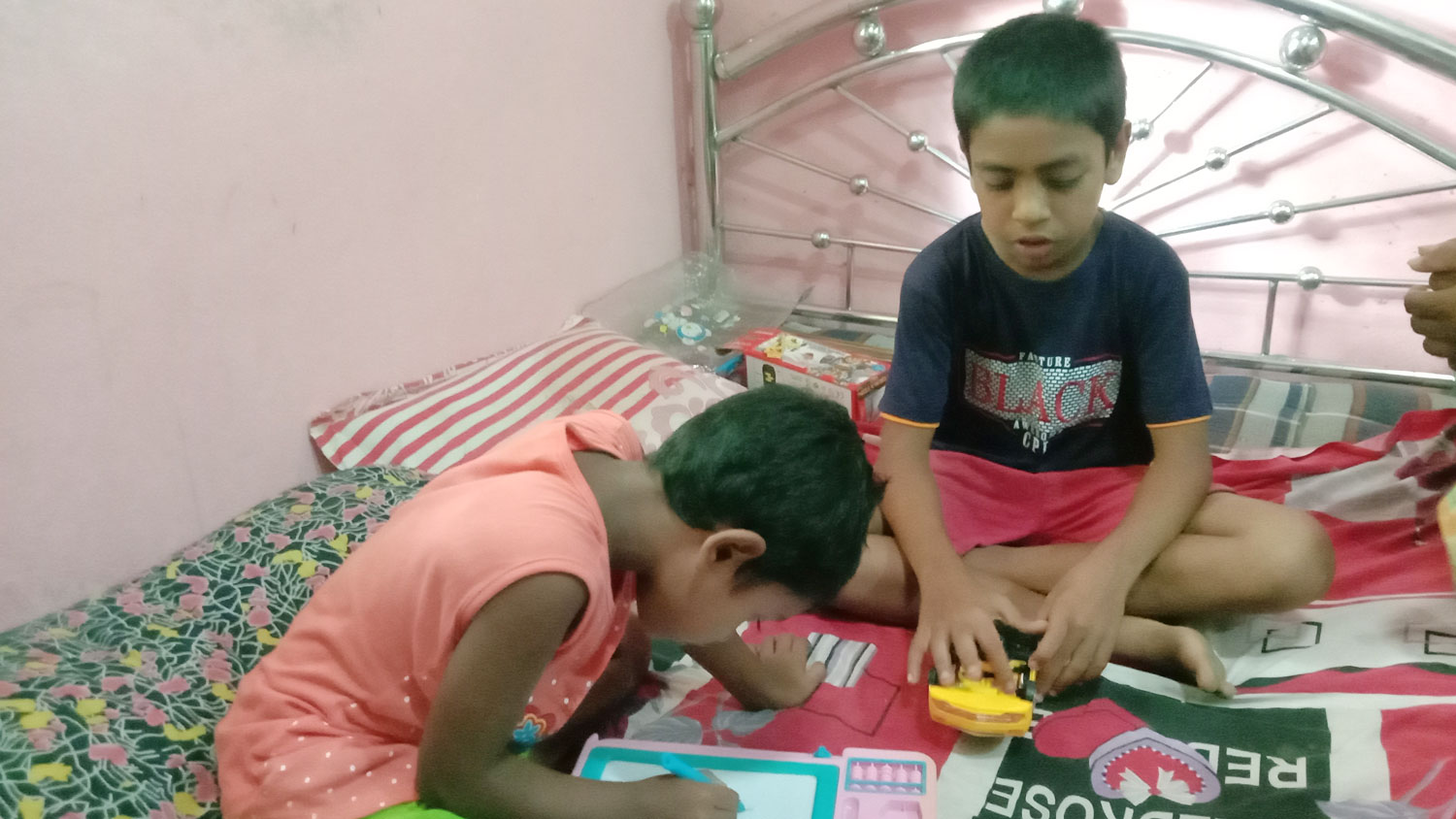 মা-বাবা কবরে, জানে না অবুঝ দুই শিশু