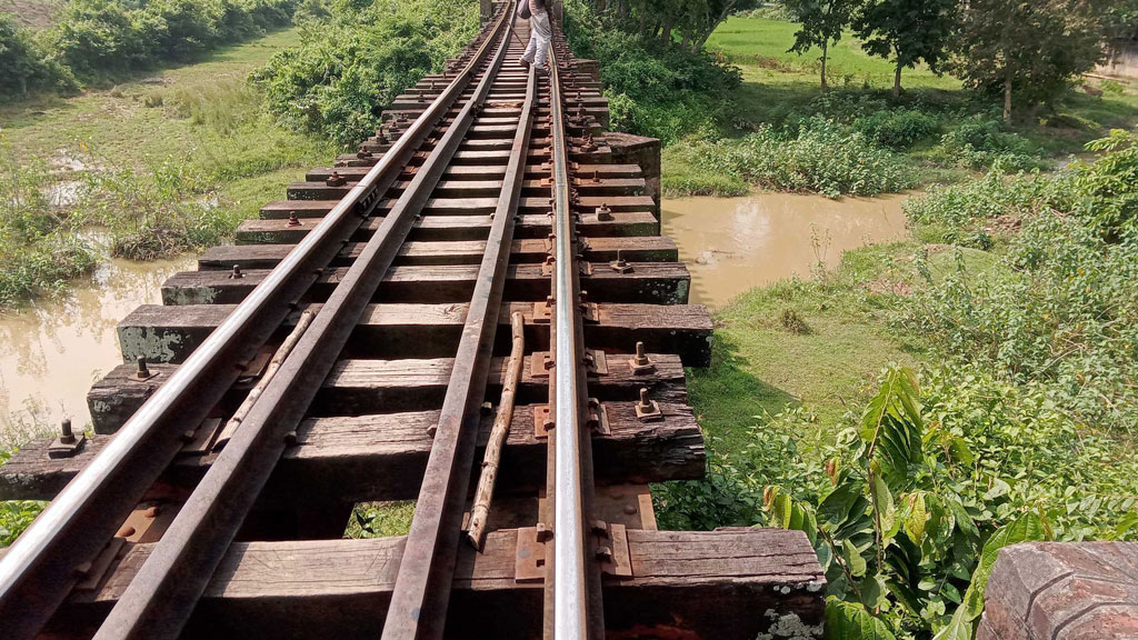 সেতু ঝুঁকিপূর্ণ, নেই সংস্কার