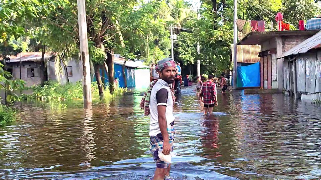 লক্ষ্মীপুরে বন্যা পরিস্থিতির আরও অবনতি, পানিবন্দী ১০ লাখ মানুষ 