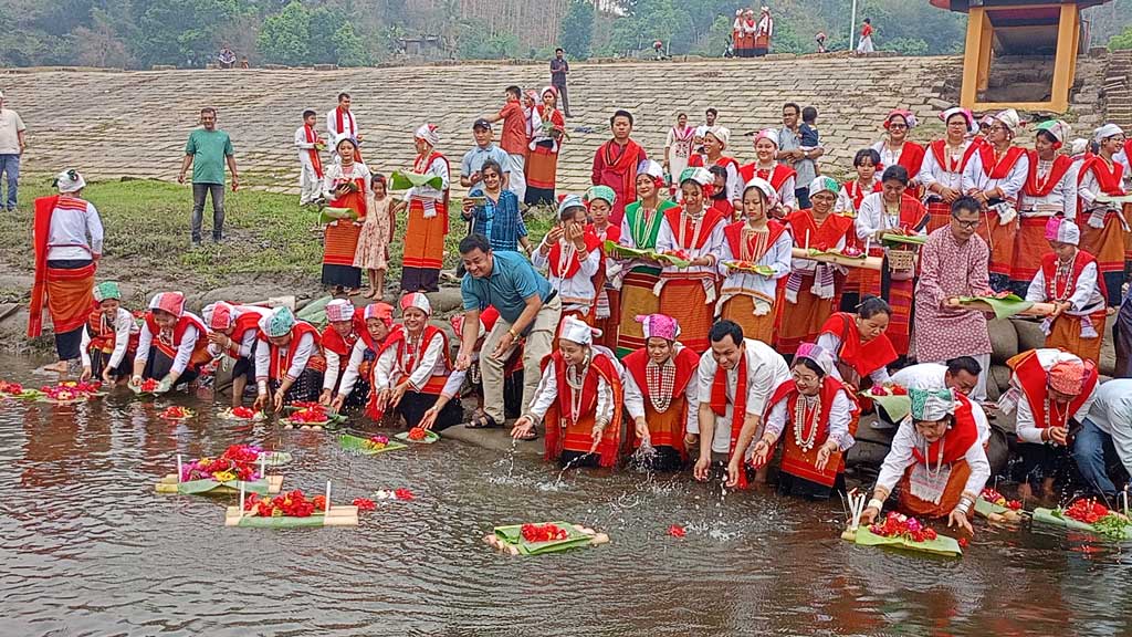 ফুল বৈসুতে কাপ্তাইয়ের কর্ণফুলী নদীতে ফুল ভাসালেন তঞ্চঙ্গ্যা নারী-পুরুষেরা