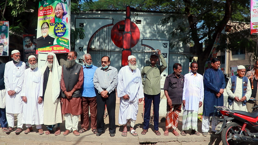 হামলার প্রতিবাদে বীর মুক্তিযোদ্ধাদের মানববন্ধন