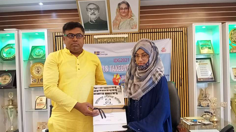 এক ঘণ্টার পৌর মেয়র স্কুলছাত্রী লামিয়া
