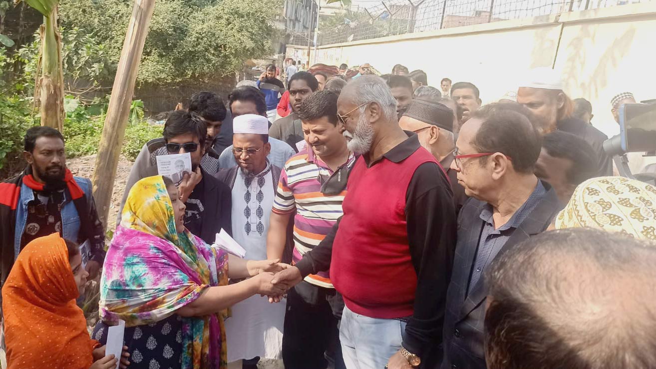 করমর্দনের মাঝে এক নারী তাঁর দাবিদাওয়া তুলে ধরছেন তৈমূর আলম খন্দকারের কাছে।