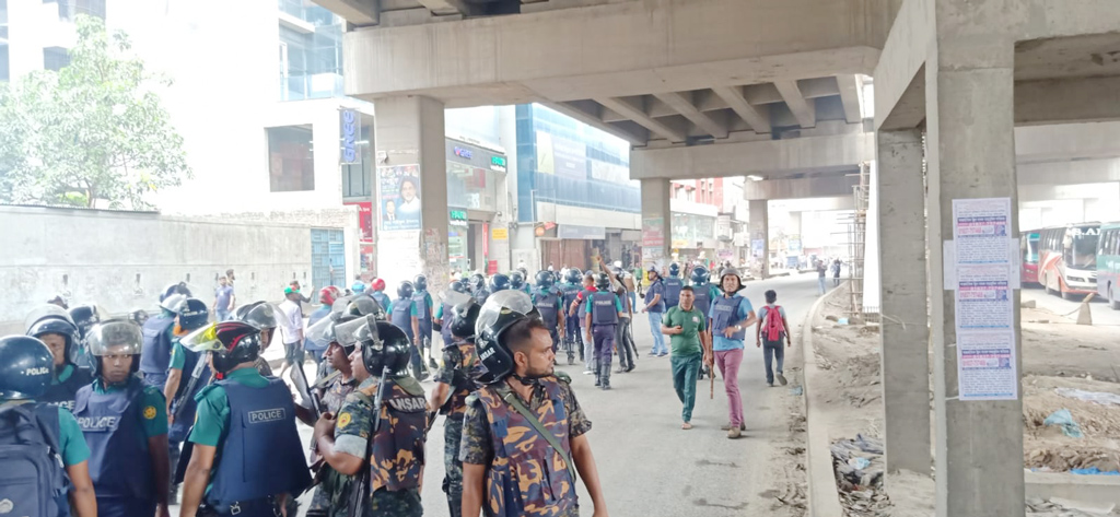 উত্তরার হাউজবিল্ডিং এলাকায় পুলিশ ও বিএনপির নেতা-কর্মীরা মুখোমুখি। ছবি: আজকের পত্রিকা