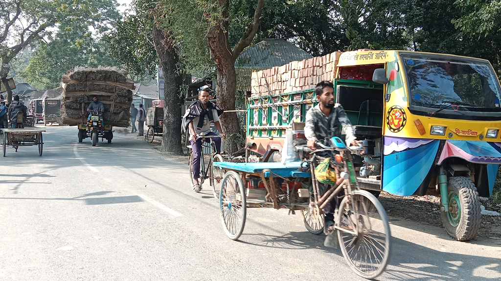 সড়কে বেপরোয়া নিষিদ্ধ যান