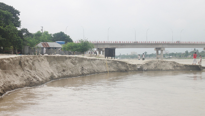 গলায় বালুভর্তি কলস বেঁধে নদীতে ঝাঁপ দিলেন নারী