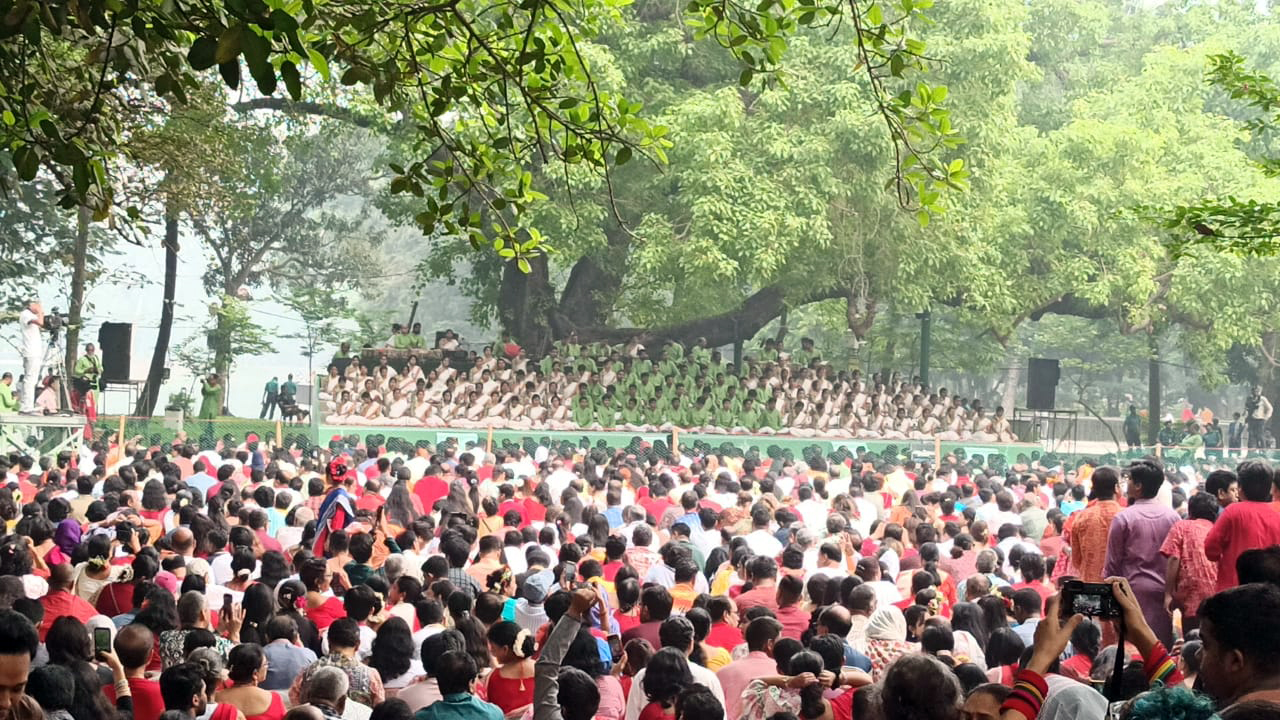 পয়লা বৈশাখে রমনার বটমূলে ভোরের আলো ফোটার সঙ্গে সঙ্গে আহীর ভৈরব রাগে বাঁশির সুরে নতুন বছর শুরু হয়। ছায়ানটের শিল্পীদের পরিবেশনায় ‘বাংলা বর্ষবরণ ১৪৩১’ অনুষ্ঠানের মূলভাব মানুষ ও মানবতার জয়গান। ঢাকা, ১৪ এপ্রিল, ২০২৪। ছবি: আজকের পত্রিকা