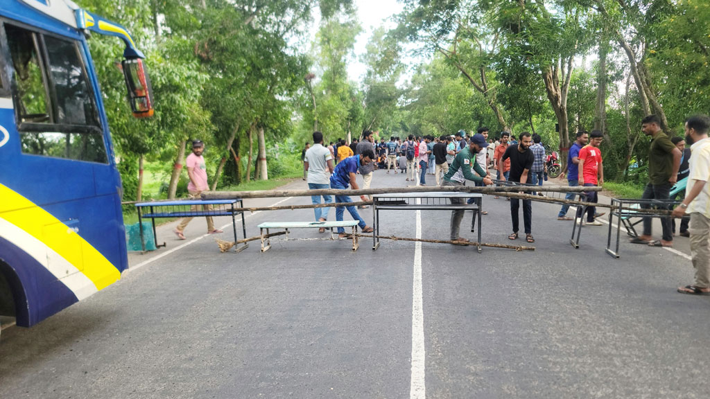 গোপালগঞ্জে শিক্ষার্থীদের মহাসড়ক অবরোধ 