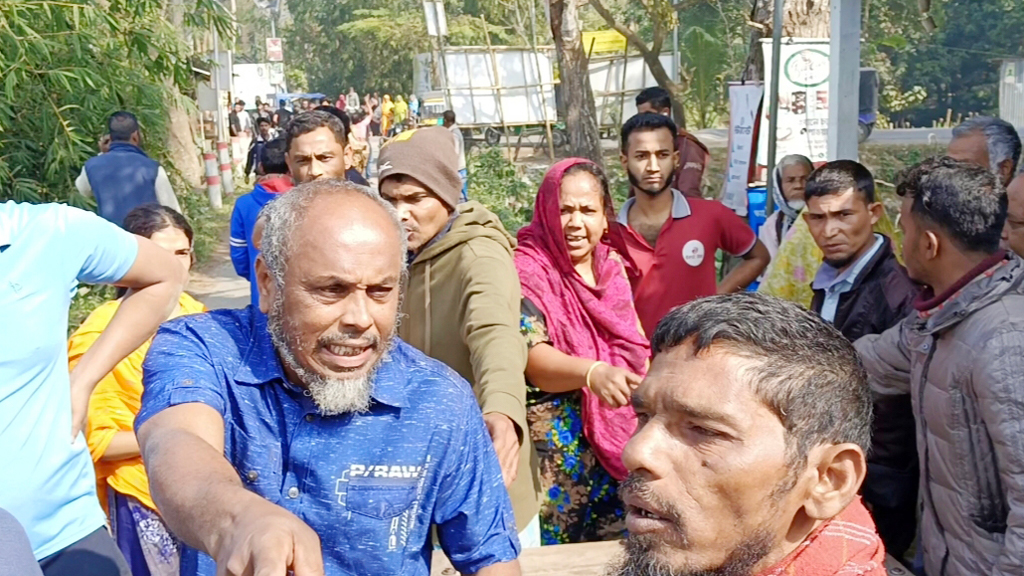 মাদক বিক্রিতে বাধা দেওয়ায় মারধরের শিকার একই পরিবারের ৪ জন, থানায় অভিযোগ 