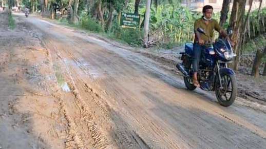 সড়কে মাটি রাখায় চলাচলে ভোগান্তি, ৬ লাখ টাকা জরিমানা