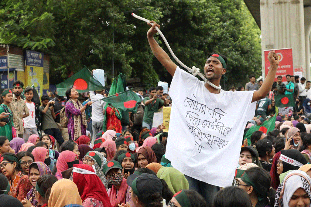 কোটা সংস্কারের দাবিতে রাজধানীর শাহবাগ মোড় অবরোধ করেছেন ঢাকা বিশ্ববিদ্যালয়ের (ঢাবি) শিক্ষার্থীরা। এ সময় ‘কোটা নয়, যোগ্যতায় চাকরি চাই’, ‘সারা বাংলা খবর দে, কোথা প্রথার কবর দে’ এমন নানা স্লোগান লেখা প্ল্যাকার্ড দেখা যায়। ছবি: জাহিদুল ইসলাম