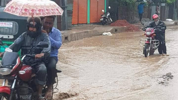 টানা বৃষ্টিতে জনজীবন স্থবির