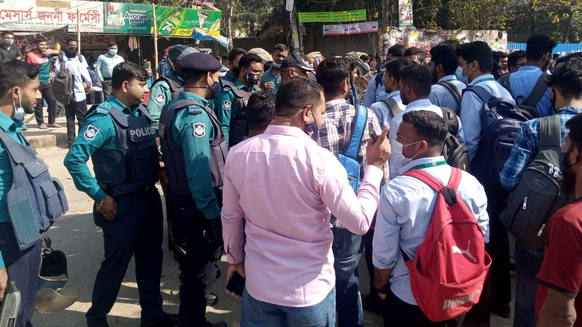 ফার্মগেটে পুলিশি বাধায় রাস্তায় নামতে পারল না শিক্ষার্থীরা