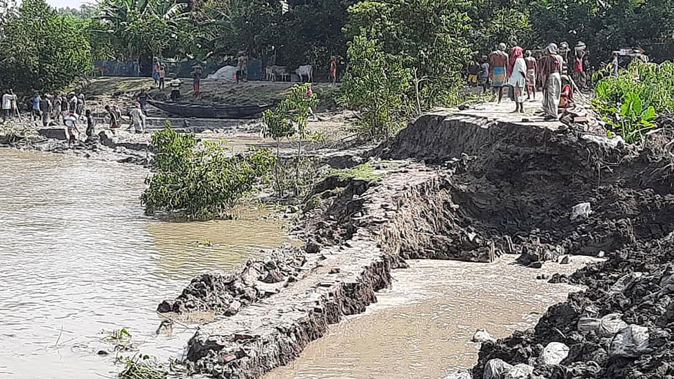 দাকোপে ভয়াবহ নদীভাঙন