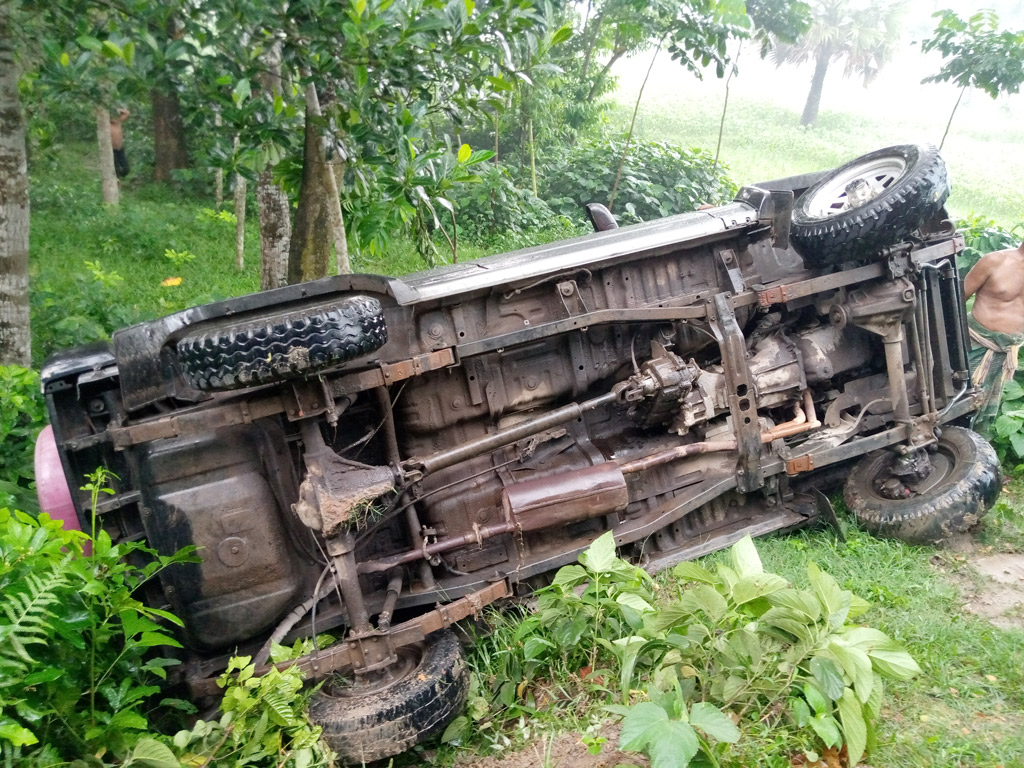 অল্পের জন্য রক্ষা পেলেন সাবেক পৌর মেয়র ও বিএনপি নেতা