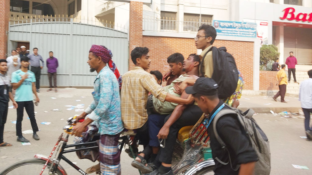 কবি নজরুল ও সোহরাওয়ার্দী কলেজের শিক্ষার্থীদের সঙ্গে ৩৫ কলেজের শিক্ষার্থীদের সংঘর্ষ