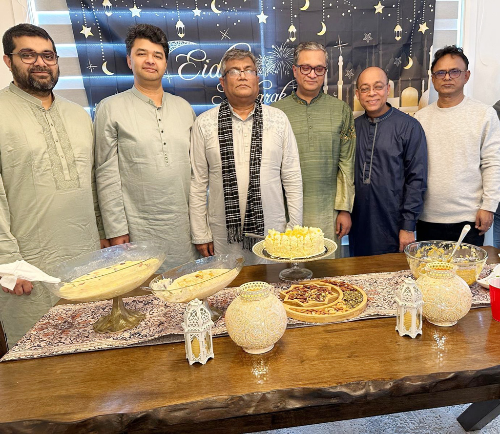 কানাডার কিংস্টনে তুষারপাতে সিক্ত
বাংলাদেশি কমিউনিটির ঈদ উদ্যাপন
