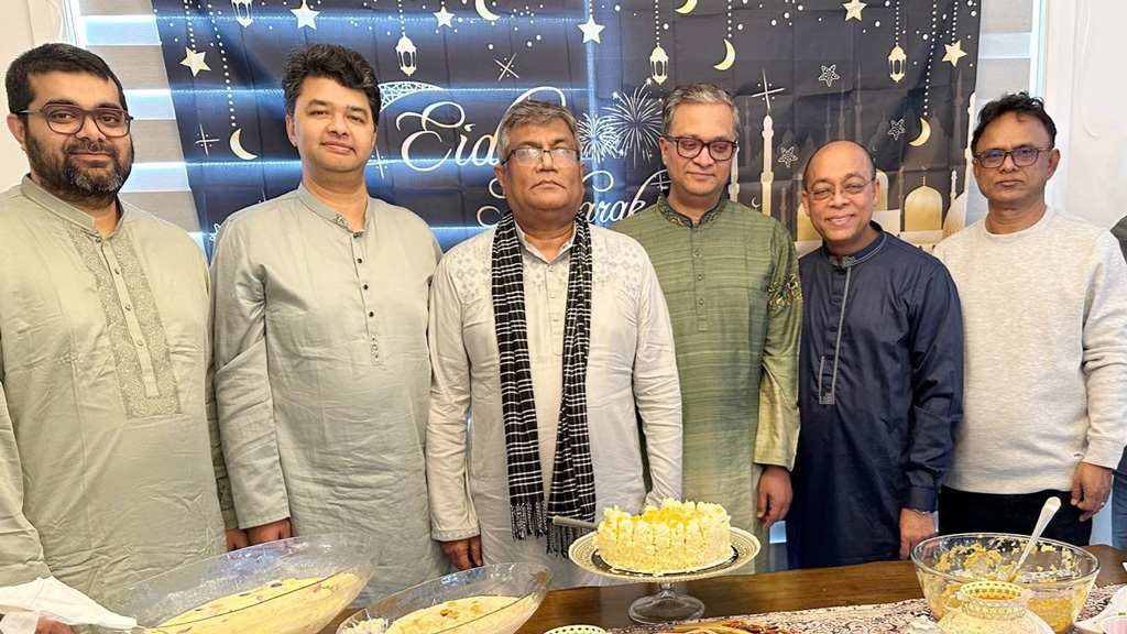 কানাডার কিংস্টনে তুষারপাতে সিক্ত 
বাংলাদেশি কমিউনিটির ঈদ উদ্‌যাপন