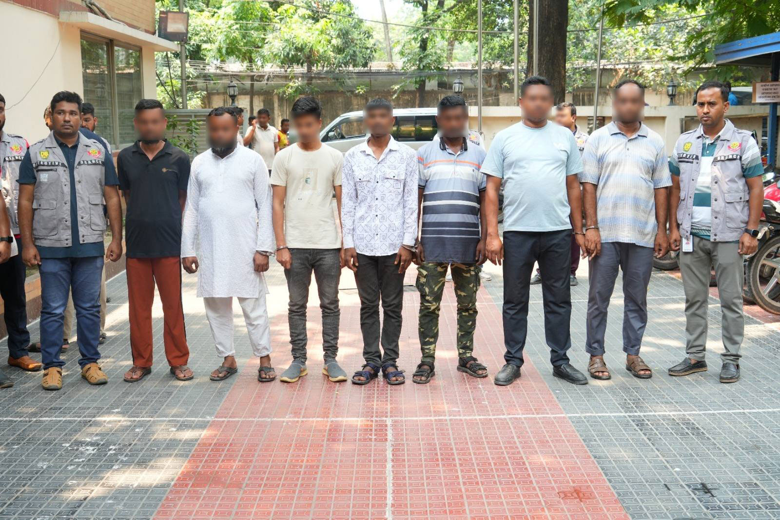 রাজধানীতে আন্তজেলা ডাকাত দলের ৭ সদস্য গ্রেপ্তার, অস্ত্র ও বিস্ফোরক উদ্ধার