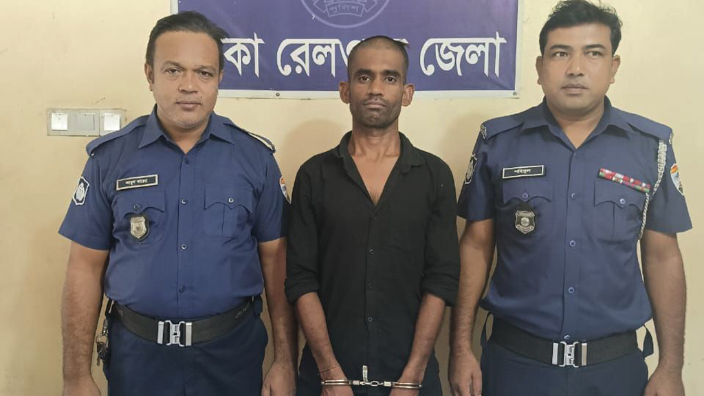 কমলাপুর রেলস্টেশনে চাপাতি দেখিয়ে ভাইরাল যুবক গ্রেপ্তার