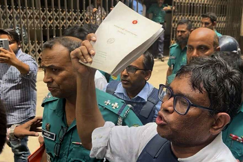 ‘আমাদের সঙ্গে মানবাধিকার লঙ্ঘন হয়েছে’, আদালতকে অধ্যাপক কার্জন