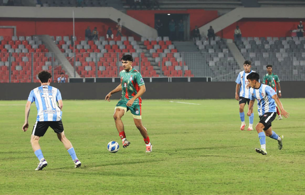 বিমানবন্দর থেকে ফিরে এলেন দুই প্রবাসী ফুটবলার, বিরক্ত পরিবার