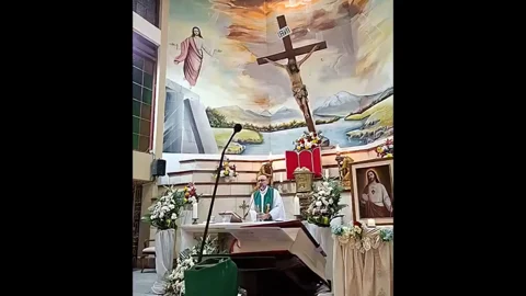 প্রার্থনা পরিচালনার সময় মাথায় ক্রুশ পড়ে পাদ্রির মৃত্যু