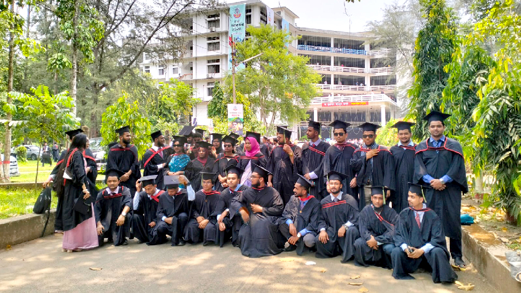গাউনে ছেয়ে যাওয়া ক্যাম্পাসে উচ্ছ্বাস