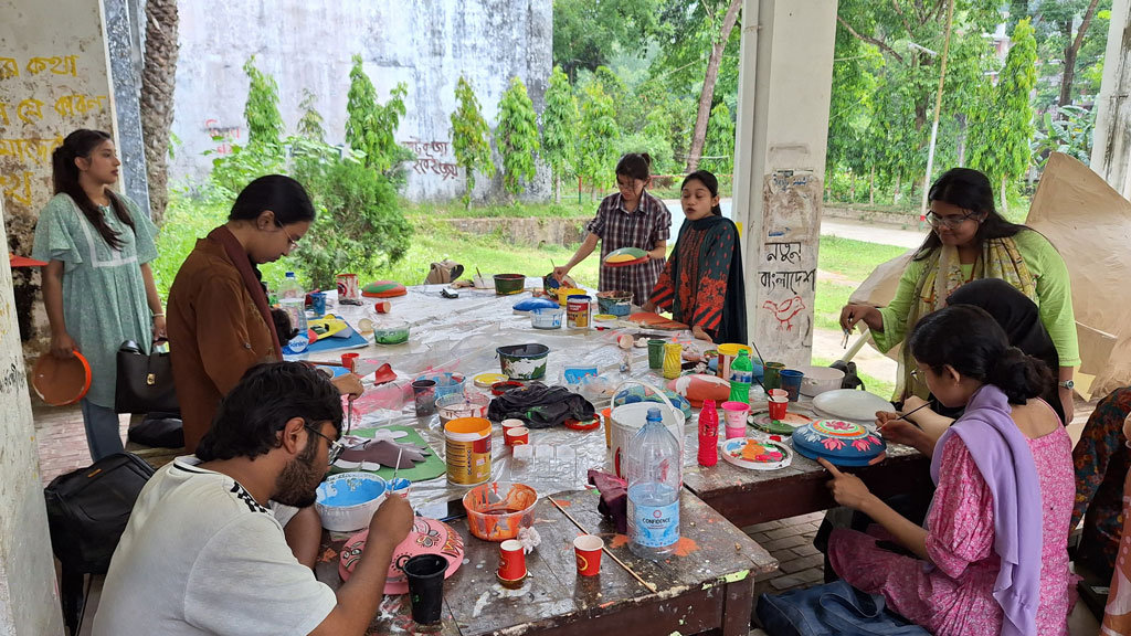 নতুন বছরকে বরণ করতে বর্ণিল রূপে চবি ক্যাম্পাস