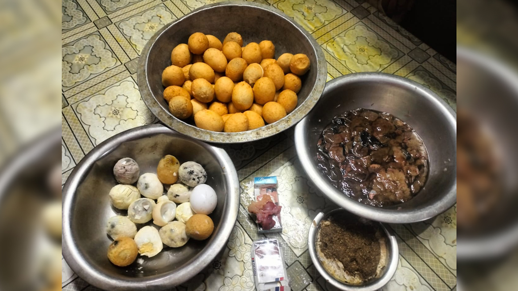 চবির হলে বাসি-পচা খাবার, ক্যানটিনে তালা
