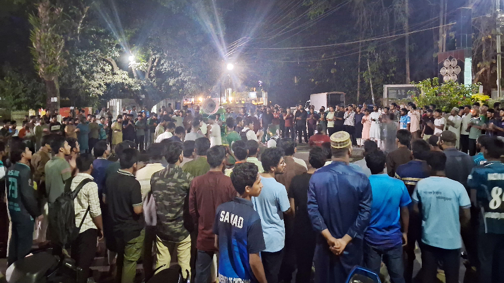 চট্টগ্রাম বিশ্ববিদ্যালয়ে ছাত্রদল-শিবিরের পাল্টাপাল্টি মিছিল