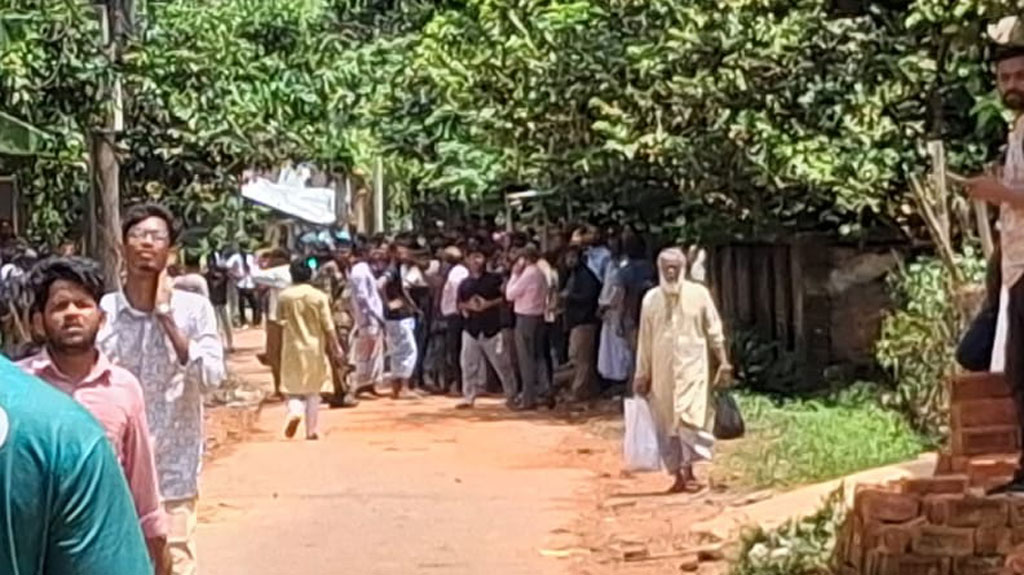 এখনো মুখোমুখি চবি শিক্ষার্থী ও গ্রামবাসী