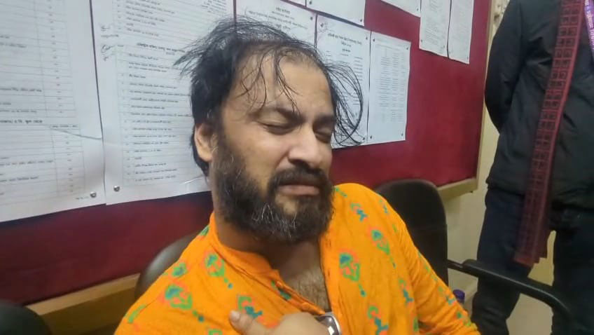 ৯ ঘণ্টা পর প্রক্টর অফিস থেকে ছাড়া পেলেন চবির সেই শিক্ষক