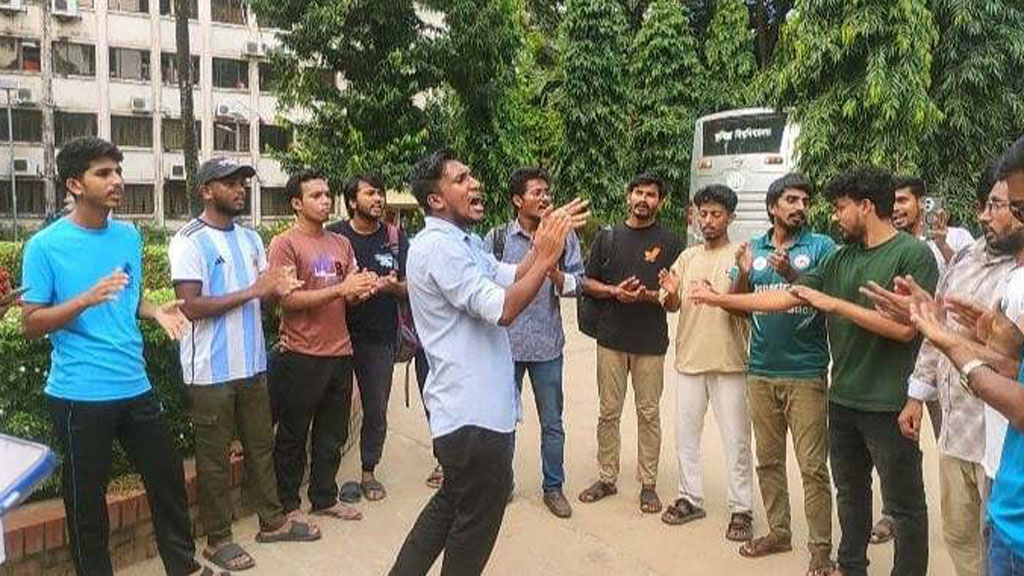 চবি শিক্ষার্থীদের ওপর হামলার প্রতিবাদে কুবিতে বিক্ষোভ