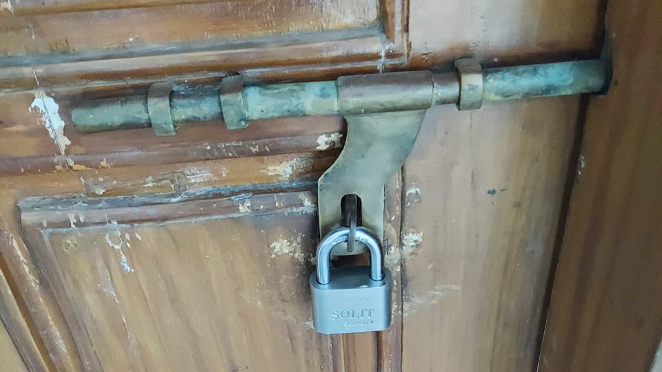 দুর্নীতির অভিযোগ তুলে চবির শাহ আমানত হল প্রাধ্যক্ষের কার্যালয়ে তালা