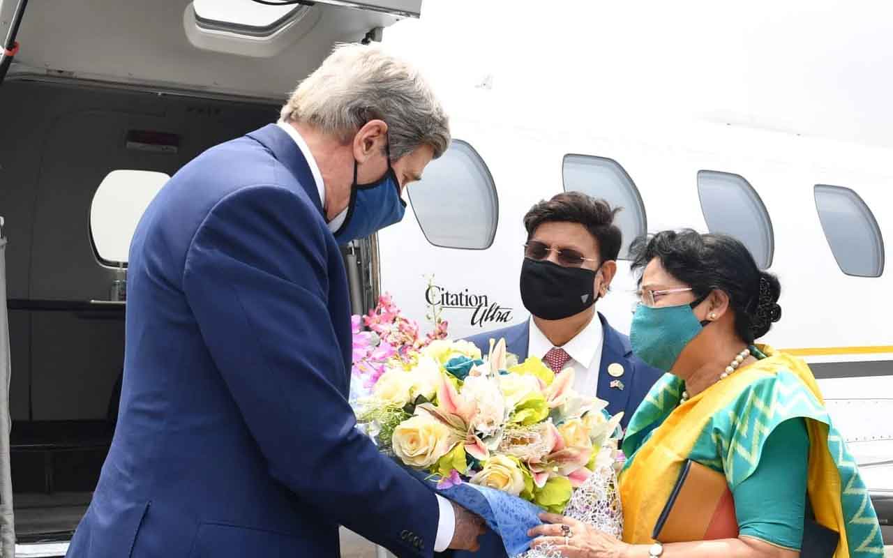 প্রধানমন্ত্রীকে জলবায়ু সম্মেলনের আমন্ত্রণ জানাতে ঢাকায় জন কেরি