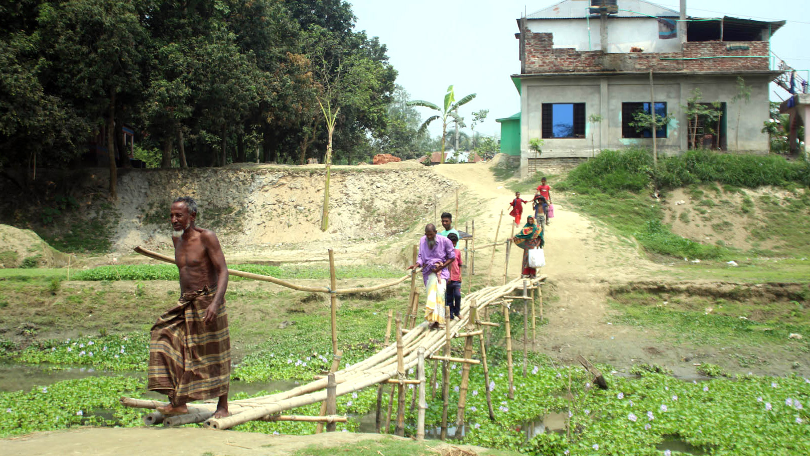 সেতুর অভাবে ১০ গ্রামের মানুষের দুর্ভোগ চরমে