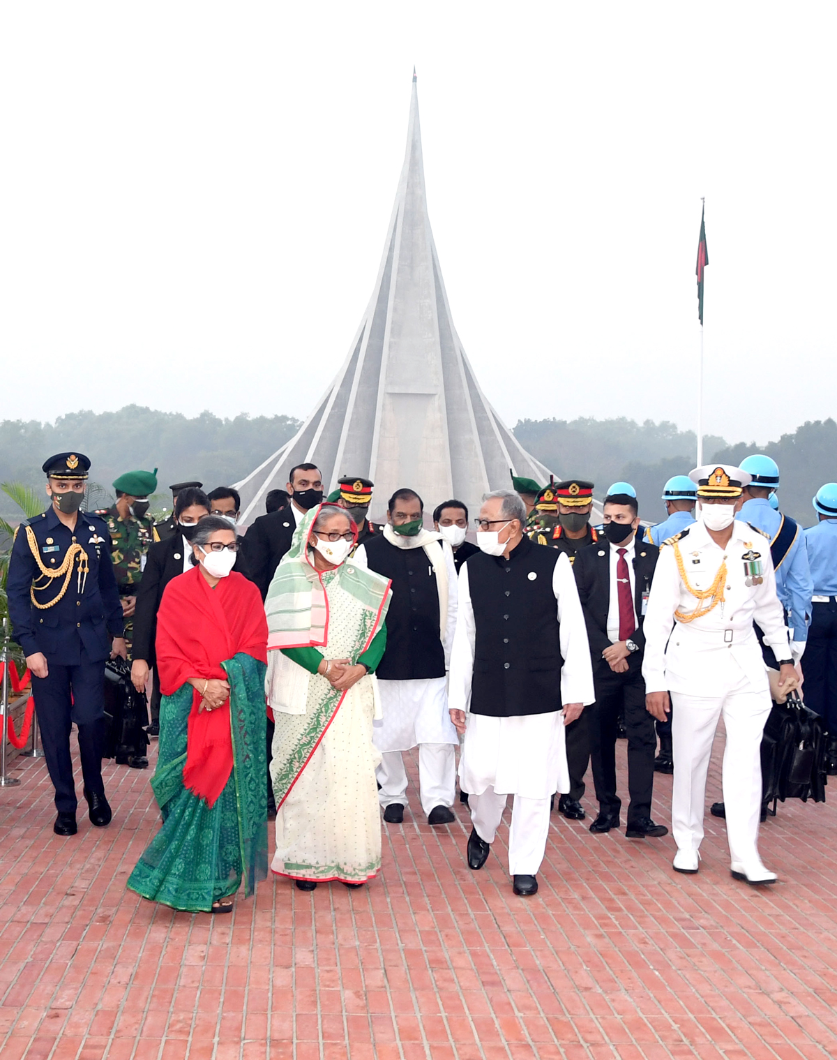 বিজয় দিবসের সুবর্ণজয়ন্তী উপলক্ষে শহীদদের প্রতি শ্রদ্ধা নিবেদনের পর ফিরে আসছেন রাষ্ট্রপতি মো. আবদুল হামিদ, প্রধানমন্ত্রী শেখ হাসিনা এবং বঙ্গবন্ধুর ছোট মেয়ে শেখ রেহানা। জাতীয় স্মৃতিসৌধ, সাভার, ১৬ ডিসেম্বর, ২০২১। ছবি: পিআইডি 