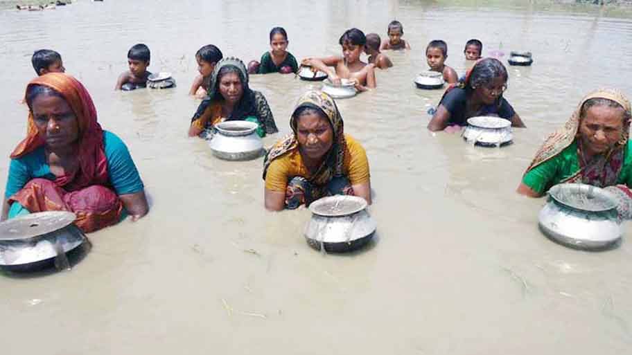 বাড়তি আয়ের জন্য হাত দিয়ে মাছ শিকার নারীদের