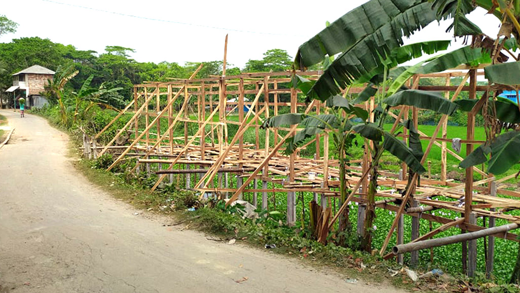 আগৈলঝাড়ায় খালের ওপর দোকানঘর নির্মাণ