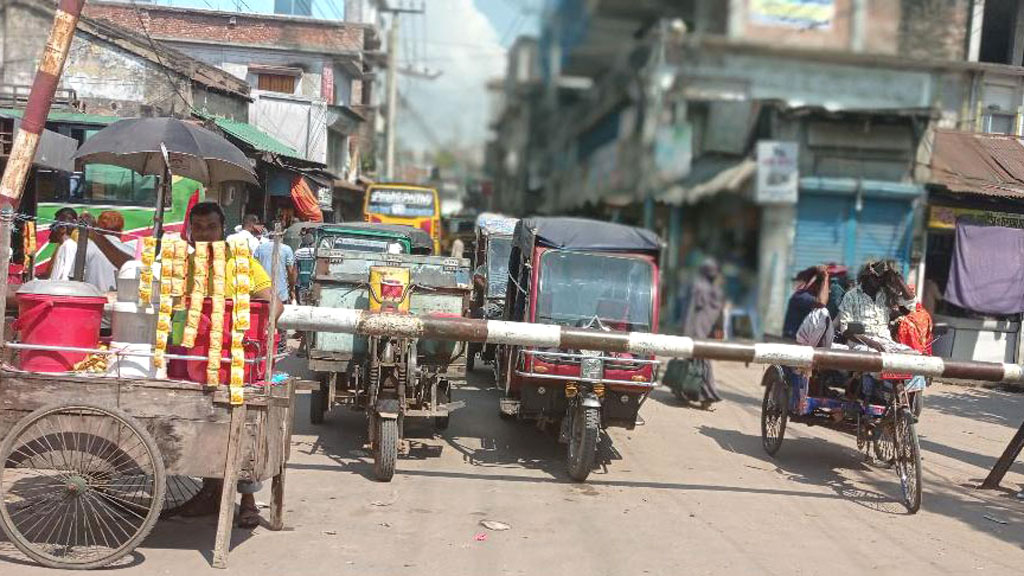 রোজ ১০ ঘণ্টা বন্ধ রেলগেট, যানজট